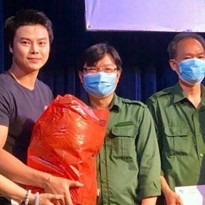 Nghệ sĩ Võ Minh Lâm xúc động trao quà công nhân sân khấu tại Nhà hát Trần Hữu Trang