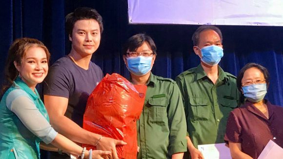 Nghệ sĩ Võ Minh Lâm xúc động trao quà công nhân sân khấu tại Nhà hát Trần Hữu Trang