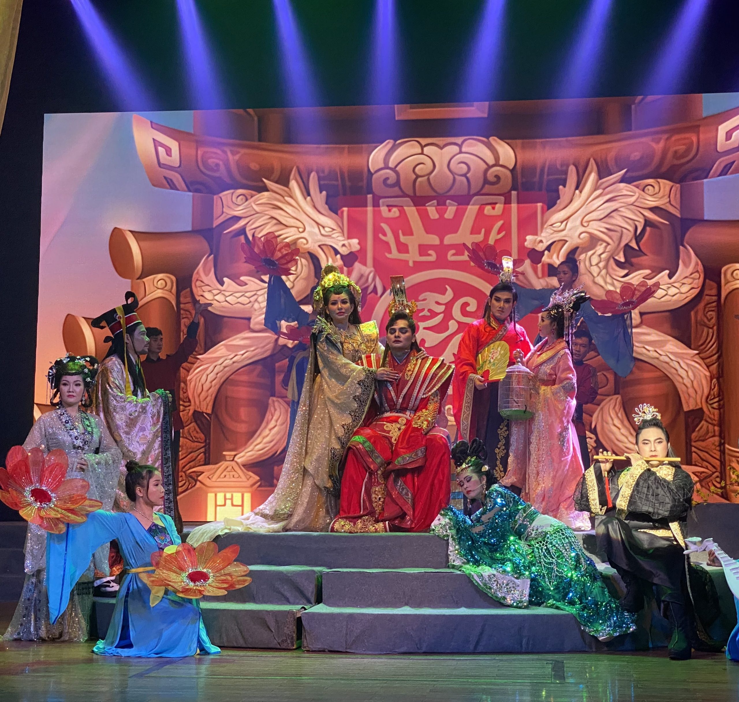 Tối  Thứ bảy 13/8/2022 đông đảo khán giả đã đến Nhà hát Cải lương Trần Hữu Trang xem vở LỤY TÌNH VƯƠNG NỮ, vở diễn đã kết thúc lúc 23g:
