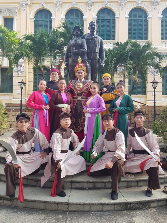 03 Nghệ sỹ và cộng tác viên của Nhà hát Cải lương Trần Hữu Trang biểu diễn phục vụ du khách địa phương và du khách nước ngoài tại Bưu Điện Thành Phố trongchương trình: ” Mang Âm Nhạc Dân Tộc Và Sân Khấu Cải Lương Đến Các Trường Trung Học Cơ Sở Và Tiểu Học Trên Địa Bàn Thành Phố Thủ Đức – Năm 2022″