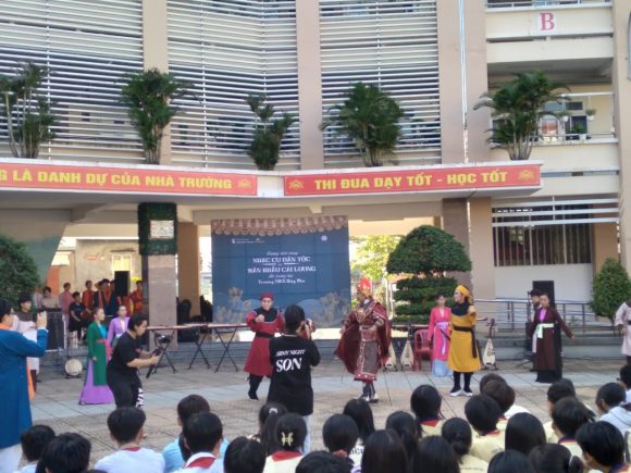 Nhà hát Cải lương Trần Hữu Trang phối hợp cùng trường Đại học FPT, biểu diễn nghệ thuật phục vụ học sinh tại trường Trung học cơ sở Hiệp Phú , thành phố Thủ Đức