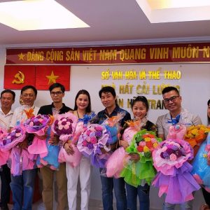 Vào lúc 9g00 thứ hai ngày 05/12/2022 Nhà hát tiến hành chào cờ, họp giao ban, BGĐ Nhà hát tặng quà chúc mừng Sinh nhật các anh chị Viên chức, Người lao động có sinh nhật vào Tháng 12: