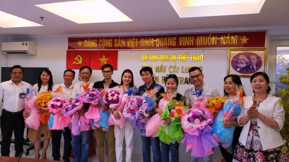 Vào lúc 9g00 thứ hai ngày 05/12/2022 Nhà hát tiến hành chào cờ, họp giao ban, BGĐ Nhà hát tặng quà chúc mừng Sinh nhật các anh chị Viên chức, Người lao động có sinh nhật vào Tháng 12: