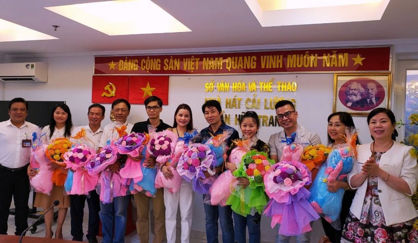 Vào lúc 9g00 thứ hai ngày 05/12/2022 Nhà hát tiến hành chào cờ, họp giao ban, BGĐ Nhà hát tặng quà chúc mừng Sinh nhật các anh chị Viên chức, Người lao động có sinh nhật vào Tháng 12: