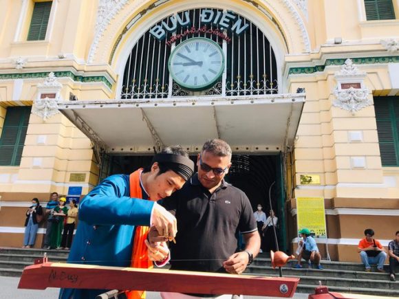 image Du khách thích thú khám phá đàn bầu tại không gian Bưu điện TP HCM