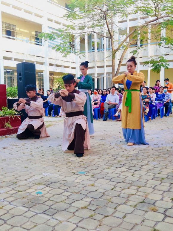 Sáng nay, ngày 06/3/2023, các nghệ sỹ và cộng tác viên của Nhà hát Cải lương Trần Hữu Trang phối hợp cùng giảng viên và sinh viên khoa Âm Nhạc Dân Tộc trường Đại học FPT đến biểu diễn tại Trường Trung học phổ thông TẠ QUANG BỬU – Quận 8 trong chương trình “Mang Nhạc Cụ Dân Tộc Và Nghệ Thuật Cải Lương Đến Các Trường Học” năm 2023.Dưới đây là một số hình ảnh trong ca cảnh: ” Bài Ca Mở Cõi” được biểu diễn trong buổi sáng hôm nay:
