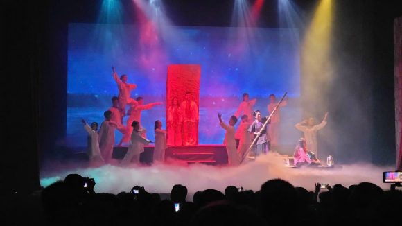  Một số hình ảnh buổi công diễn đêm 25/3 vở Câu hò Đất mẹ  tại Nhà hát Cải lương Trần Hữu Trang :