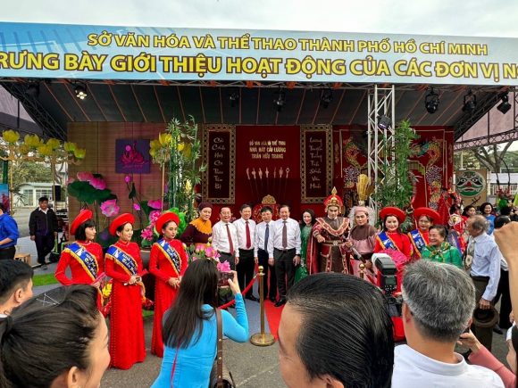 Sáng ngày, 4/3/2023 Nhà hát Cải Lương Trần Hữu Trang đón tiếp quý đại biểu, quan khách đến tham quan GIAN TRƯNG BÀY tại Hội nghị TỔNG KẾT NGÀNH VĂN HOÁ NĂM 2022 tại Nhà thi đấu thể thao Phú Thọ :