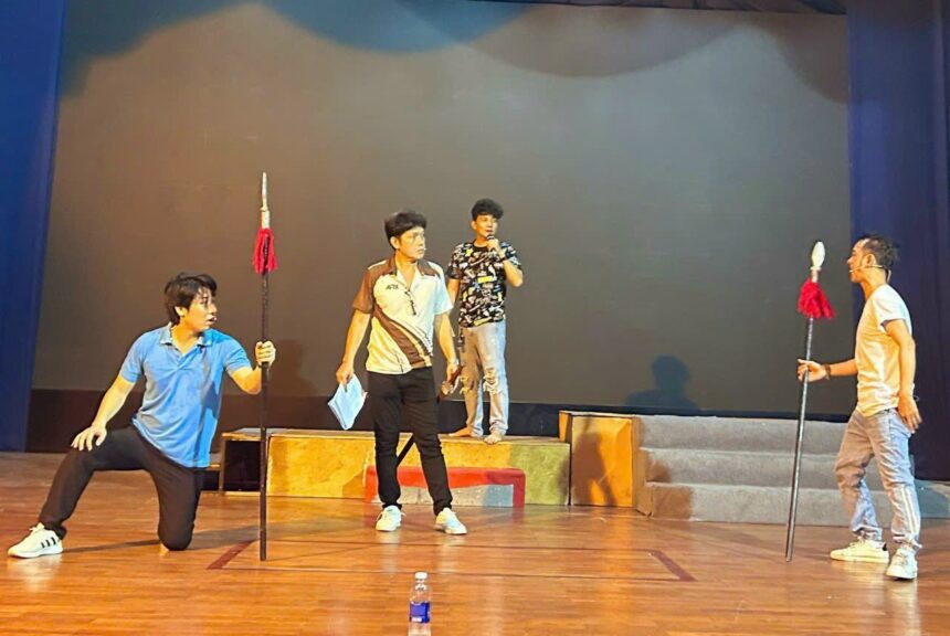 Trên sân khấu, các Nghệ sĩ Nhà hát Cải lương Trần Hữu Trang đang tích cực luyện tập chuẩn bị cho LIÊN HOAN CÁC TRÍCH ĐOẠN HAY tại tỉnh Hà Nam do Hội Sân Khấu Việt Nam tổ chức: