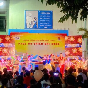Tối qua Thứ bảy 15/7/2023 tại Trường THCS Trường Sơn quận Gò Vấp đông đảo phụ huynh và các em thiếu nhi đã đến xem CHƯƠNG TRÌNH NGHỆ THUẬT PHỤC VỤ THIẾU NHI do các nghệ sĩ Nhà hát Nghệ thuật Phương Nam biểu diễn. Chương trình nằm trong kế hoạch 72 suất diễn phục vụ thiếu nhi trên địa bàn Thành phố do Sở Văn hóa và Thể thao phối hợp với Thành đoàn chỉ đạo thực hiện