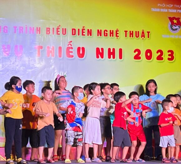 Cũng trong tối qua Thứ bảy 15/7/2023, tại Ủy ban Nhân dân Phường Tam Bình – Tp.Thủ Đức đơn vị Trung tâm Tổ chức Biểu diễn Điện ảnh Thành phố đã biểu diễn CHƯƠNG TRÌNH NGHỆ THUẬT PHỤC VỤ THIẾU NHI, khoảng 400 em thiếu nhi và phụ huynh đã đến xem: