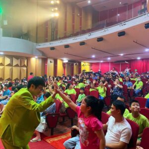 Sáng nay Chủ nhật 16/7/2023 tại Nhà hát Cải Lương Trần Hữu Trang rất đông phụ huynh và các em thiếu nhi đã đến xem CHƯƠNG TRÌNH NGHỆ THUẬT PHỤC VỤ THIẾU NHI do Nhà hát Kịch Thành phố biểu diễn, chương trình hoàn toàn miễn phí phục vụ các em thiếu nhi trong dịp Hè do Sở Văn hóa và Thể thao phối hợp với Thành đoàn thành phố chỉ đạo thực hiện