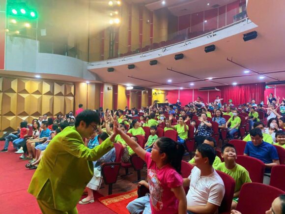 Sáng nay Chủ nhật 16/7/2023 tại Nhà hát Cải Lương Trần Hữu Trang rất đông phụ huynh và các em thiếu nhi đã đến xem CHƯƠNG TRÌNH NGHỆ THUẬT PHỤC VỤ THIẾU NHI do Nhà hát Kịch Thành phố biểu diễn, chương trình hoàn toàn miễn phí phục vụ các em thiếu nhi trong dịp Hè do Sở Văn hóa và Thể thao phối hợp với Thành đoàn thành phố chỉ đạo thực hiện