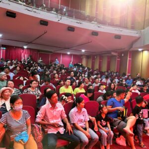 Sáng nay Chủ nhật 27/8/2023 rất đông phụ huynh đã đưa các em thiếu nhi đến Nhà hát Cải lương Trần Hữu Trang xem Chương trình nghệ thuật phục vụ thiếu nhi vở VƯƠNG QUỐC NHỒI BÔNG, Nhà hát kín chỗ:
