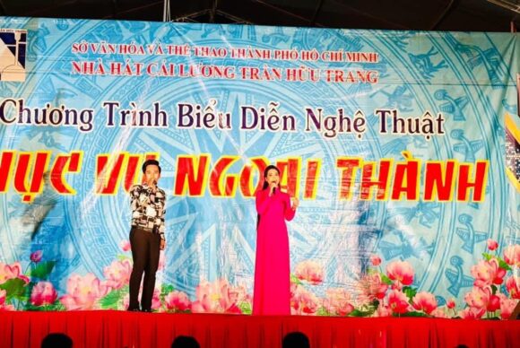 Một số hình ảnh biểu diễn phục vụ CHƯƠNG TRÌNH PHỤC VỤ NGOẠI THÀNH tại Công viên sinh thái, Huyện Hóc Môn vào lúc 19g00 tối nay của Đoàn 1 Nhà hát Cải lương Trần Hữu Trang: