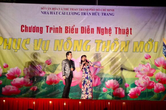 19g00 ngày 14/11/2023 Đoàn 2 – Nhà hát Cải lương Trần Hữu Trang biểu diễn phục vụ CHƯƠNG TRÌNH NÔNG THÔN MỚI tại xã Long Thới, Huyện Nhà Bè.Một số hình ảnh đêm diễn: