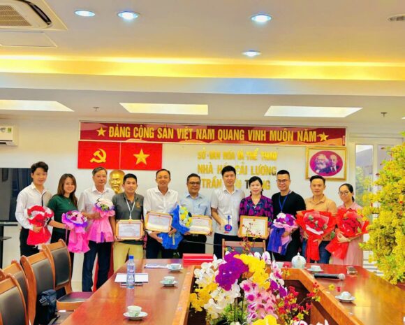 06/11/2023 đại diện Công an Thành phố đã trao Giấy khen cho tập thể và các cá nhân Nhà hát Cải lương Trần Hữu Trang đã có thành tích xuất sắc trong Phong trào Toàn dân Bảo vệ an ninh Tổ quốc 2022: