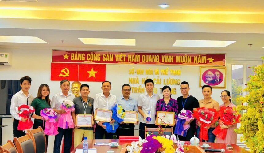 06/11/2023 đại diện Công an Thành phố đã trao Giấy khen cho tập thể và các cá nhân Nhà hát Cải lương Trần Hữu Trang đã có thành tích xuất sắc trong Phong trào Toàn dân Bảo vệ an ninh Tổ quốc 2022: