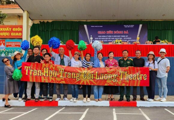 Một số hình ảnh giao hữu bóng đá giữa Nhà hát Trần Hữu Trang và Trung đoàn Gia Định: