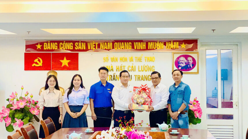 Vào lúc 9g15 phút sáng nay, đại diện Bí thư Đoàn, Hội sinh viên – Học Viện Cán Bộ Thành phố đến chúc Tết và tặng quà cho Nhà hát Cải lương Trần Hữu Trang. Một số hình ảnh ghi nhận. ( Photo Trọng Quốc).