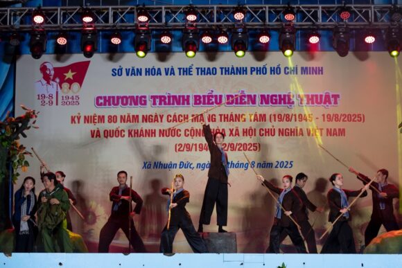 Nhà hát Cải lương Trần Hữu Trang hát dưới mưa phục vụ nhân dân