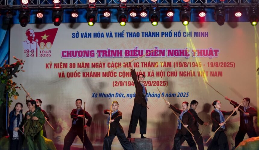 Nhà hát Cải lương Trần Hữu Trang hát dưới mưa phục vụ nhân dân